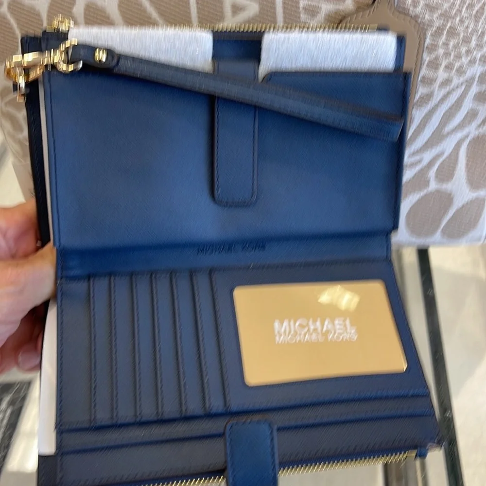 MICHAEL KORS LARGE DOUBLE ZIP WRISTLET WALLET PHONE CASE 
Navy 
NWT - Picture 14 of 16